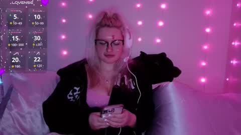 reiannmay online show from March 12, 2026, 4:51 am