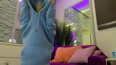 Snapshot of reina_cummings chatting on May 6, 2026, 6:19 am reina cummings online show from May 6, 2026, 6:19 am