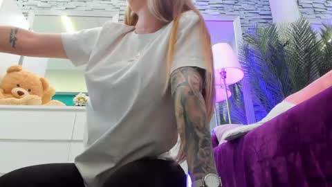 Snapshot of reina_cummings chatting on May 15, 2026, 5:47 am reina cummings online show from May 15, 2026, 5:47 am
