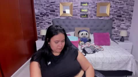 reina_loren online show from May 23, 2026, 5:01 am