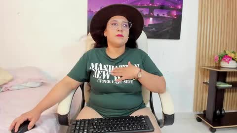 Reina Mia online show from May 1, 2026, 12:04 am