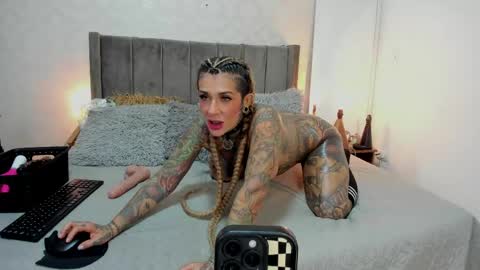 Snapshot of remy_flux chatting on June 6, 2026, 8:24 pm Laura online show from June 6, 2026, 8:24 pm