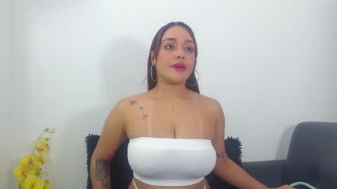 renatabrownn28 online show from March 19, 2026, 2:32 pm