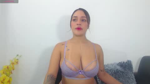 renatabrownn28 online show from April 17, 2026, 9:23 am