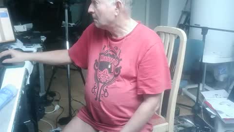 Snapshot of renefr chatting on December 19, 2025, 9:38 am renefr online show from December 19, 2025, 9:38 am