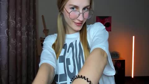 Rina online show from October 17, 2025, 1:57 pm