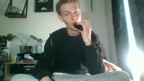 Snapshot of reynhardt chatting on July 3, 2026, 9:59 am reynhardt online show from July 3, 2026, 9:59 am