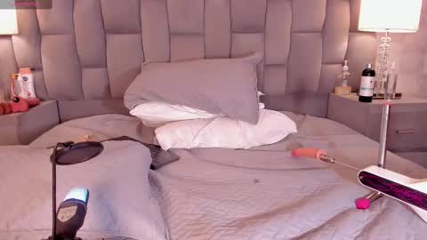 Snapshot of rianamanson chatting on February 9, 2025, 8:11 am Riana online show from February 9, 2025, 8:11 am