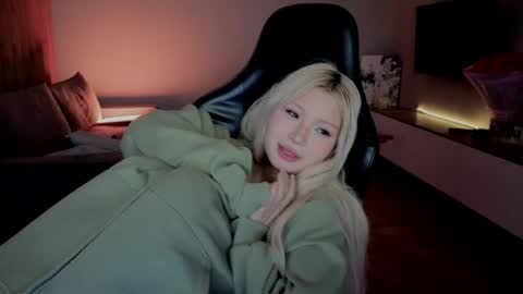 rileymee online show from April 19, 2026, 11:42 am