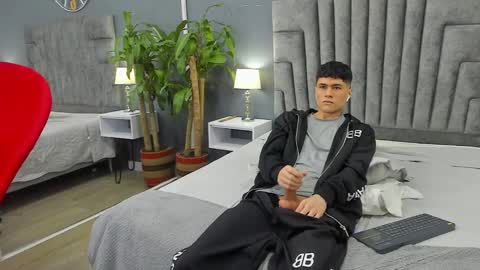 Snapshot of roan_birkin chatting on February 8, 2025, 10:19 pm Roan Birkin online show from February 8, 2025, 10:19 pm