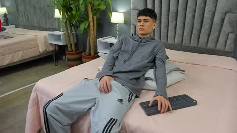 Snapshot of roan_birkin chatting on February 11, 2025, 7:38 pm Roan Birkin online show from February 11, 2025, 7:38 pm