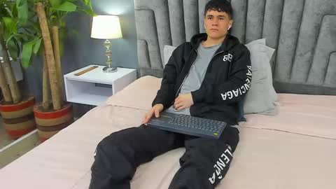Snapshot of roan_birkin chatting on February 12, 2025, 7:24 pm Roan Birkin online show from February 12, 2025, 7:24 pm