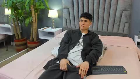 Snapshot of roan_birkin chatting on February 13, 2025, 10:33 pm Roan Birkin online show from February 13, 2025, 10:33 pm