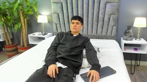 Snapshot of roan_birkin chatting on February 19, 2025, 11:14 pm Roan Birkin online show from February 19, 2025, 11:14 pm