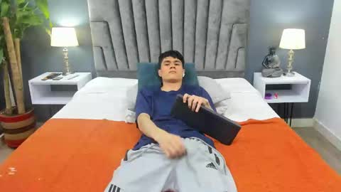 Snapshot of roan_birkin chatting on February 20, 2025, 11:43 pm Roan Birkin online show from February 20, 2025, 11:43 pm