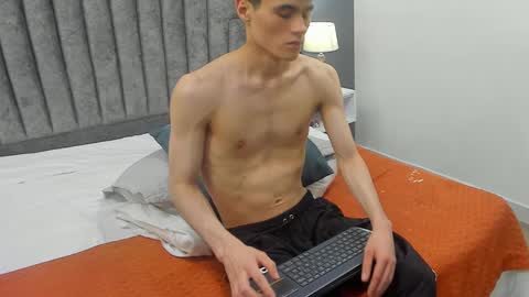 Snapshot of roan_birkin chatting on February 23, 2025, 10:31 pm Roan Birkin online show from February 23, 2025, 10:31 pm
