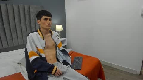 Snapshot of roan_birkin chatting on February 24, 2025, 10:47 pm Roan Birkin online show from February 24, 2025, 10:47 pm