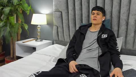 Snapshot of roan_birkin chatting on February 26, 2025, 11:04 pm Roan Birkin online show from February 26, 2025, 11:04 pm