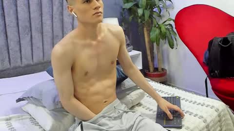 Snapshot of roan_birkin chatting on March 6, 2025, 10:36 pm Roan Birkin online show from March 6, 2025, 10:36 pm