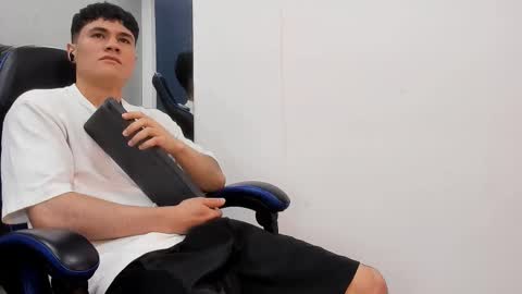 Snapshot of roan_birkin chatting on October 16, 2025, 7:15 pm Roan Birkin online show from October 16, 2025, 7:15 pm