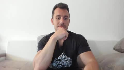 Snapshot of roberto4ever chatting on June 4, 2026, 1:06 pm roberto4ever online show from June 4, 2026, 1:06 pm