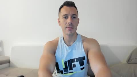 Snapshot of roberto4ever chatting on June 7, 2026, 5:22 am roberto4ever online show from June 7, 2026, 5:22 am