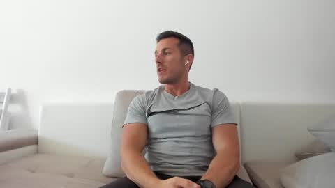 Snapshot of roberto4ever chatting on June 16, 2026, 11:02 am roberto4ever online show from June 16, 2026, 11:02 am