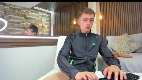 Snapshot of rolito18_ chatting on February 23, 2025, 9:37 pm twink juli online show from February 23, 2025, 9:37 pm