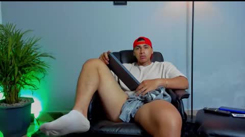 Snapshot of ronnie_canford chatting on February 20, 2026, 6:26 am RonnieCanford online show from February 20, 2026, 6:26 am