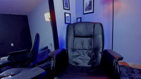 Snapshot of ronnie_crawford chatting on June 18, 2026, 5:50 pm ronnie_crawford online show from June 18, 2026, 5:50 pm