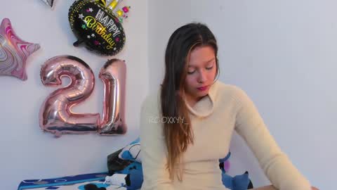 Snapshot of rooxxyy_ chatting on January 6, 2025, 3:20 am online show from January 6, 2025, 3:20 am