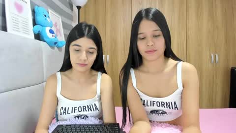 Snapshot of roseandmiah chatting on May 5, 2026, 2:41 am Rose y Miah online show from May 5, 2026, 2:41 am