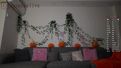 roseess_ online show from November 3, 2025, 3:02 pm