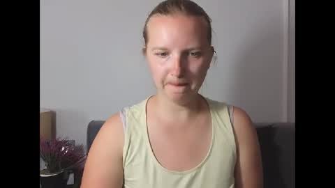 Snapshot of rosehypnotic chatting on May 25, 2026, 5:19 pm Rose online show from May 25, 2026, 5:19 pm