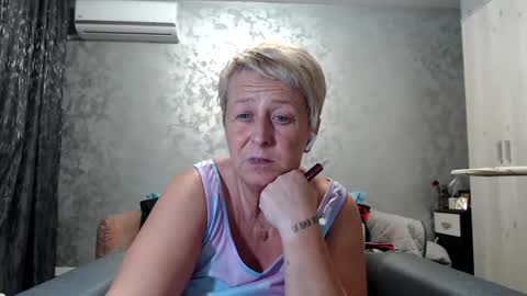 Lovepinklilly online show from March 12, 2025, 6:33 pm