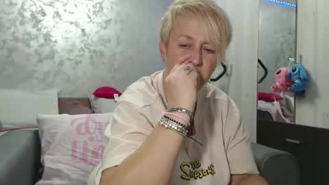 Lovepinklilly online show from April 19, 2026, 5:01 pm