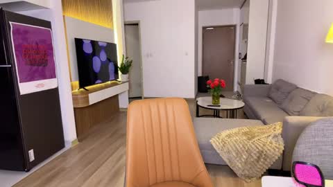 Roshelle online show from April 16, 2026, 12:28 pm