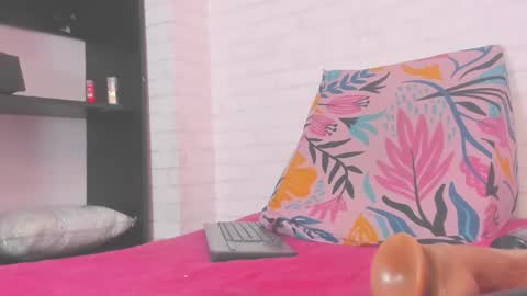 rosse_thompson11 online show from January 14, 2025, 1:15 am