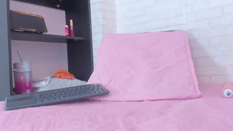 rosse_thompson11 online show from February 27, 2025, 8:42 pm