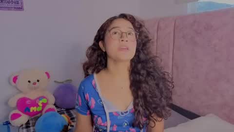 rossie_lanie_ online show from June 9, 2026, 10:43 pm