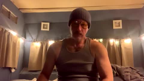 Snapshot of roundthebend8 chatting on January 22, 2025, 4:44 am roundthebend8 online show from January 22, 2025, 4:44 am