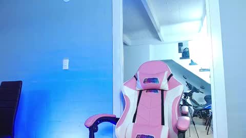 Snapshot of rousebonnett chatting on February 9, 2025, 8:24 pm ROUSE  online show from February 9, 2025, 8:24 pm