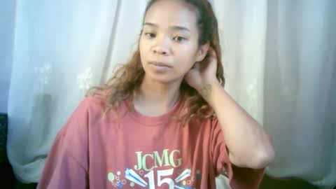 Snapshot of roxanne_98 chatting on January 17, 2025, 2:50 am roxanne_98 online show from January 17, 2025, 2:50 am