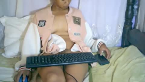 Snapshot of roxanne_98 chatting on February 16, 2025, 3:37 am roxanne_98 online show from February 16, 2025, 3:37 am