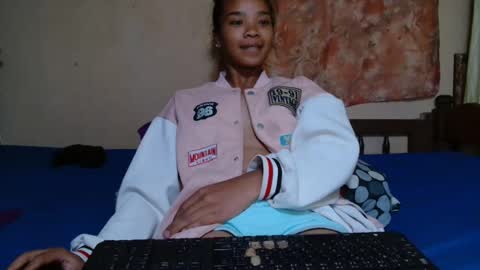 Snapshot of roxanne_98 chatting on February 23, 2025, 2:40 am roxanne_98 online show from February 23, 2025, 2:40 am