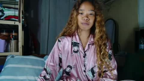 roxanne_98 online show from April 16, 2026, 2:23 am