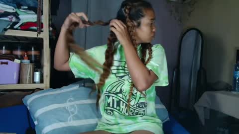 roxanne_98 online show from April 19, 2026, 2:11 am