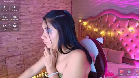 roxanne_han online show from September 14, 2025, 11:31 am