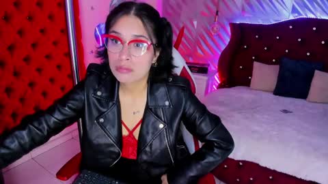 Snapshot of roxanne_han chatting on April 22, 2026, 12:18 pm roxanne_han online show from April 22, 2026, 12:18 pm