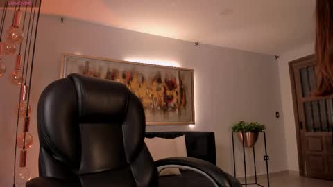 Roxanne Hill  online show from January 12, 2026, 12:32 pm